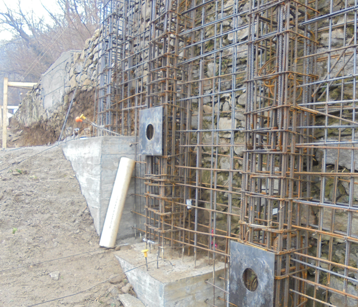 formazione struttura in gabbioni metallici a scatola riempiti con sassi per muri di sostegno