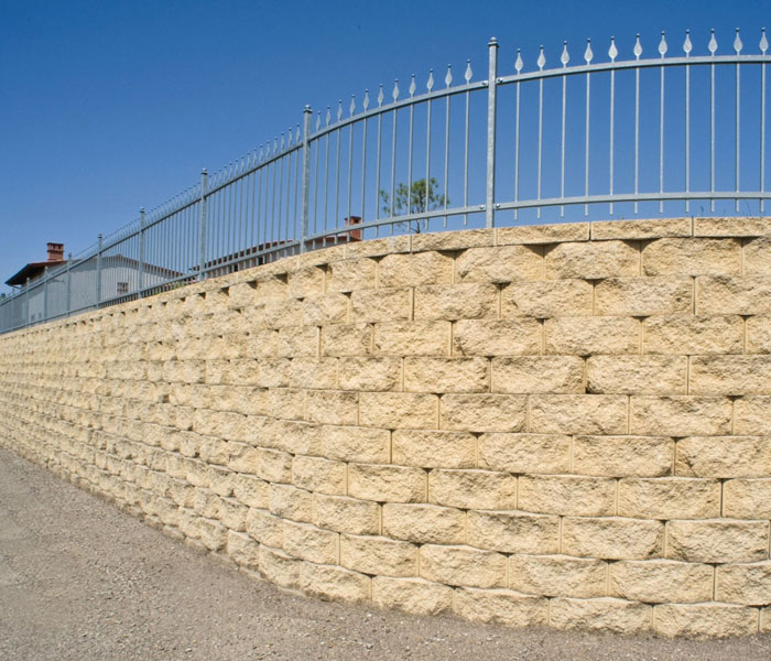 realizzazione muri Rockwood: terra rinforzata con geogriglie con paramento murario in blocchi di calcestruzzo plittato in varie colorazioni
